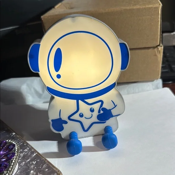 Light up Astronaut phone or tablet stand - Picture 3 of 3
